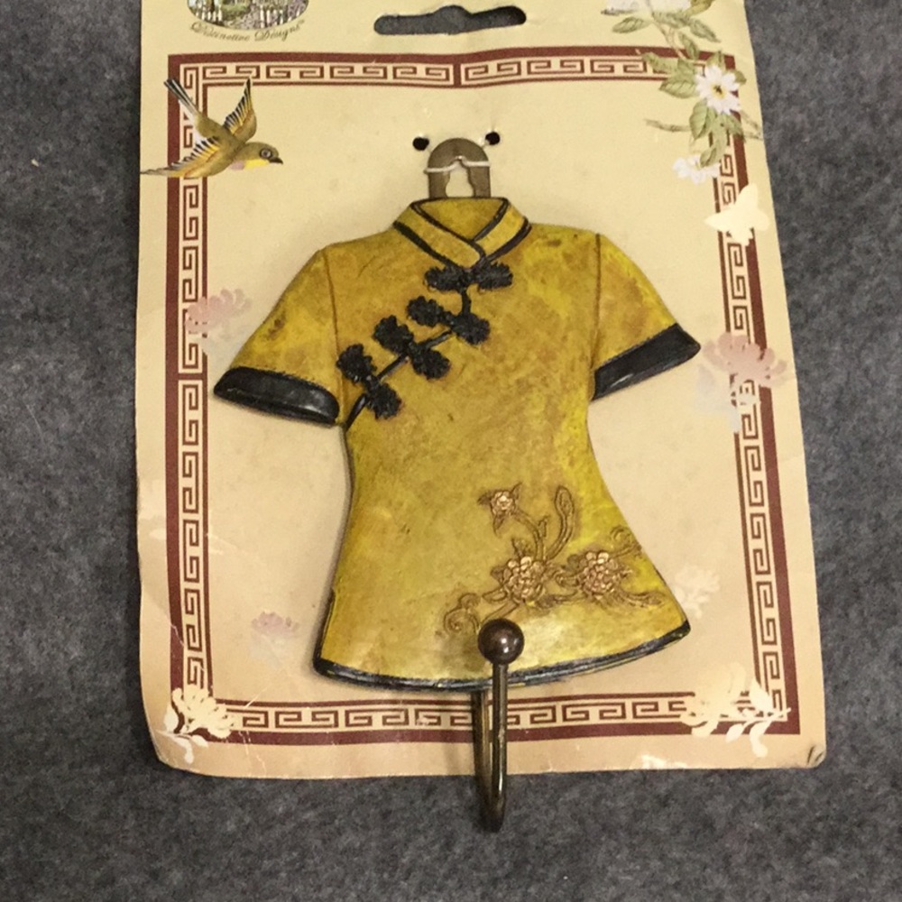 Adorable Resin Far East Hanger